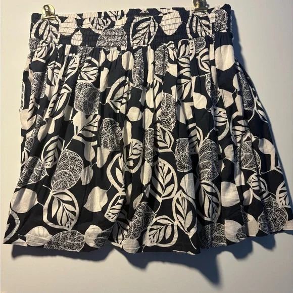 Banana Republic size 12 navy/white leaf print floral skirt. Like new. - Picture 2 of 7